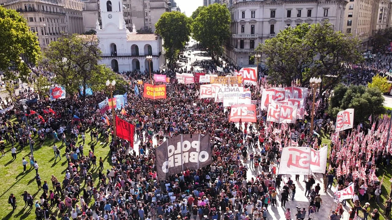 Protesta Masiva en Buenos Aires Contra las Medidas de Milei