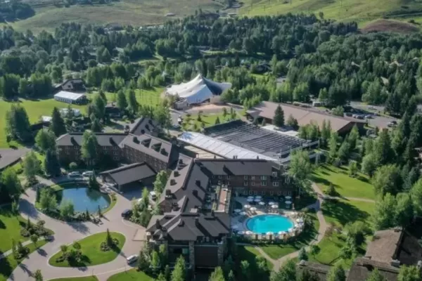 Milei viaja a un exclusivo campamento para millonarios en Estados Unidos milei estados unidos campamento