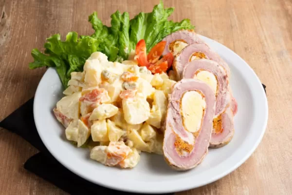 Un clásico argentino para las Fiestas: cómo preparar matambre arrollado con ensalada rusa matambre con ensalada rusa