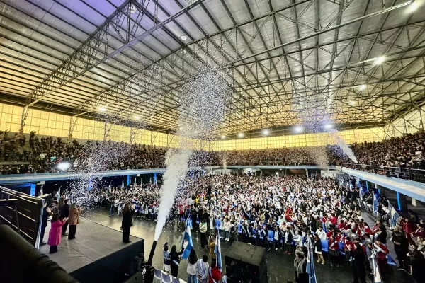 Cientos de alumnos de Pilar realizaron la promesa a la bandera en un emotivo acto encabezado por Federico Achával Dia de la bandera