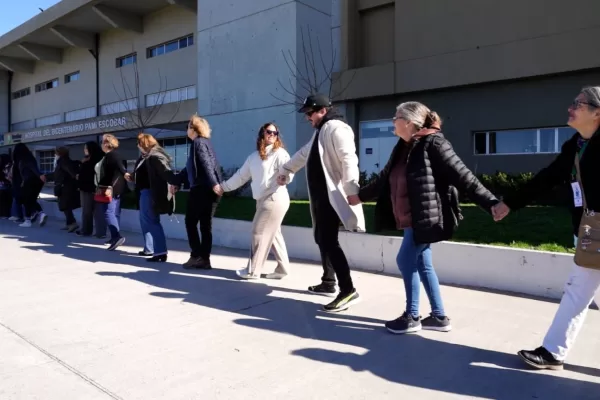 Abrazo al Hospital Bicentenario: “Exigimos la apertura de la Maternidad: que la abra el Gobierno Nacional o que nos dejen finalizarla» Abrazo al Hospital Bicentenario