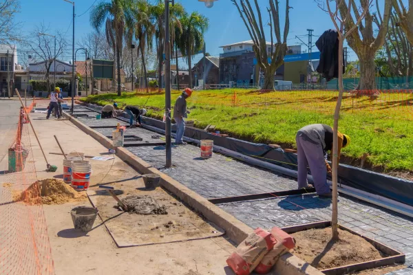 Juan Andreotti recorrió la obra de una nueva plaza junto al Tren de la Costa obra plaza tren de la costa