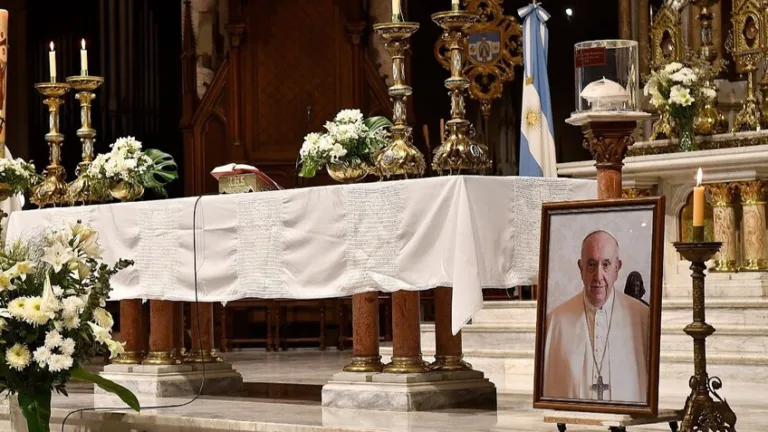 se realizara la santa misa en memoria agradecida del papa francisco 1